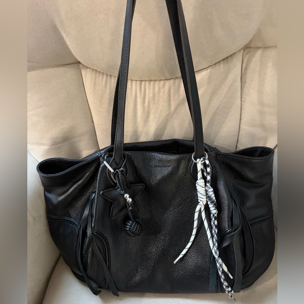 ❌SOLD❌🖤 Aimee Kestenberg Chelsea Black Leather Tote w/Bag Charms 💫